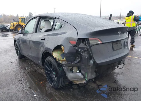 2022 Tesla Model Y Long Range Dual Motor All-Wheel Drive z USA, uszkodzony, nr VIN 7SAYGDEE4NF430216